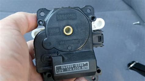 Remove the wiring clips with a screwdriver. . 2006 toyota sienna blend door actuator location